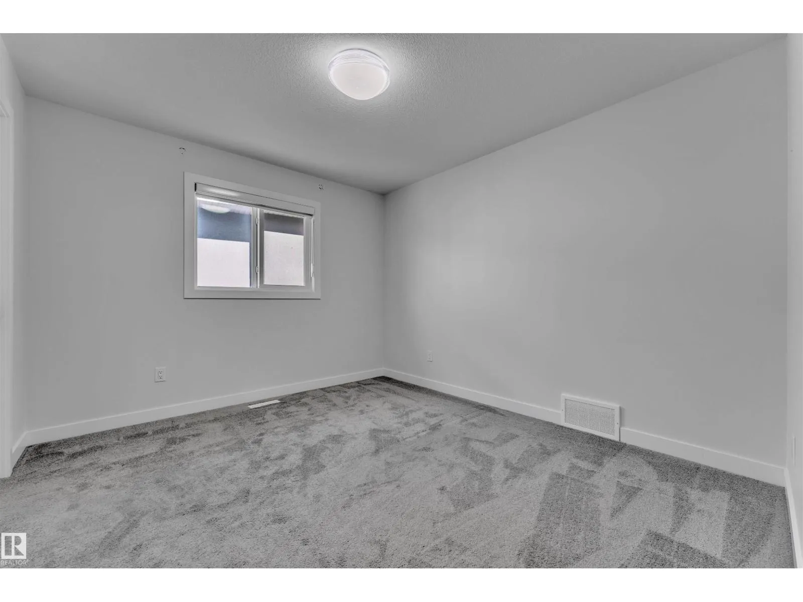 348 33 AV NW