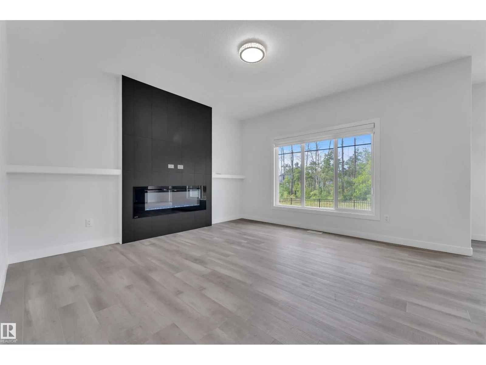 348 33 AV NW