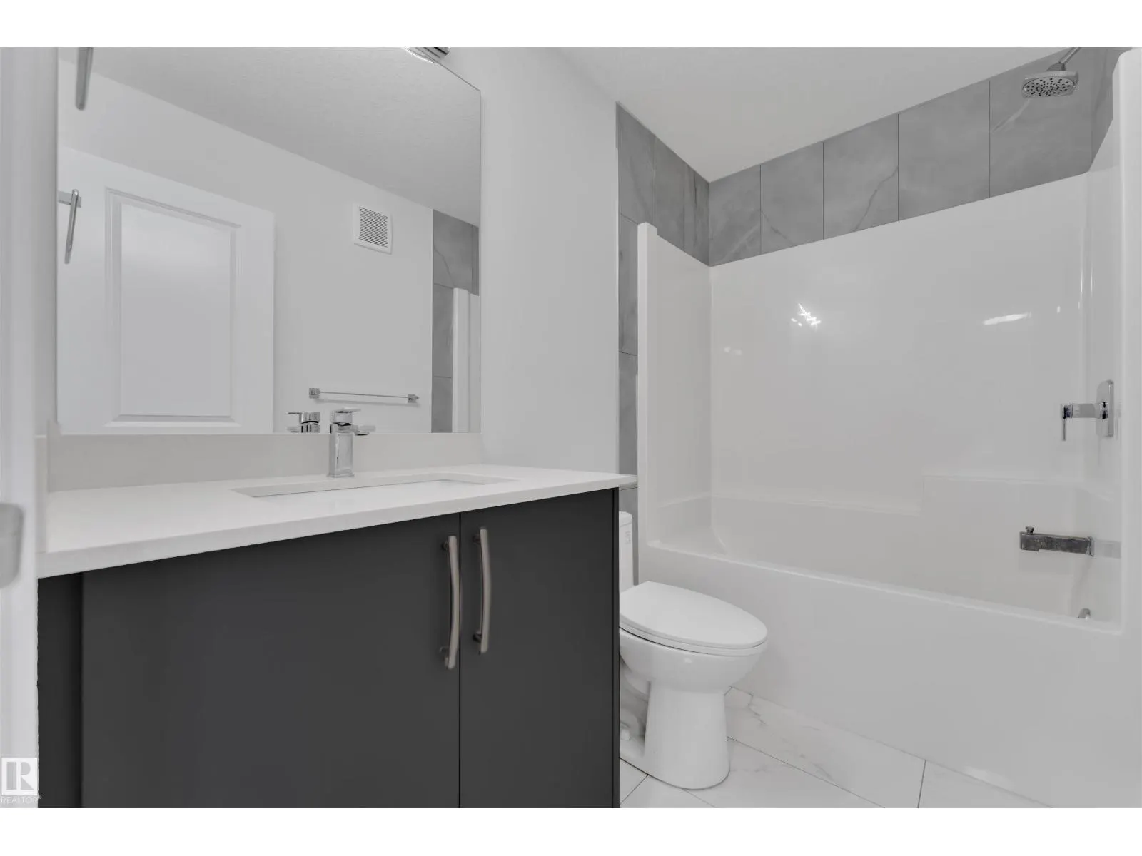 348 33 AV NW