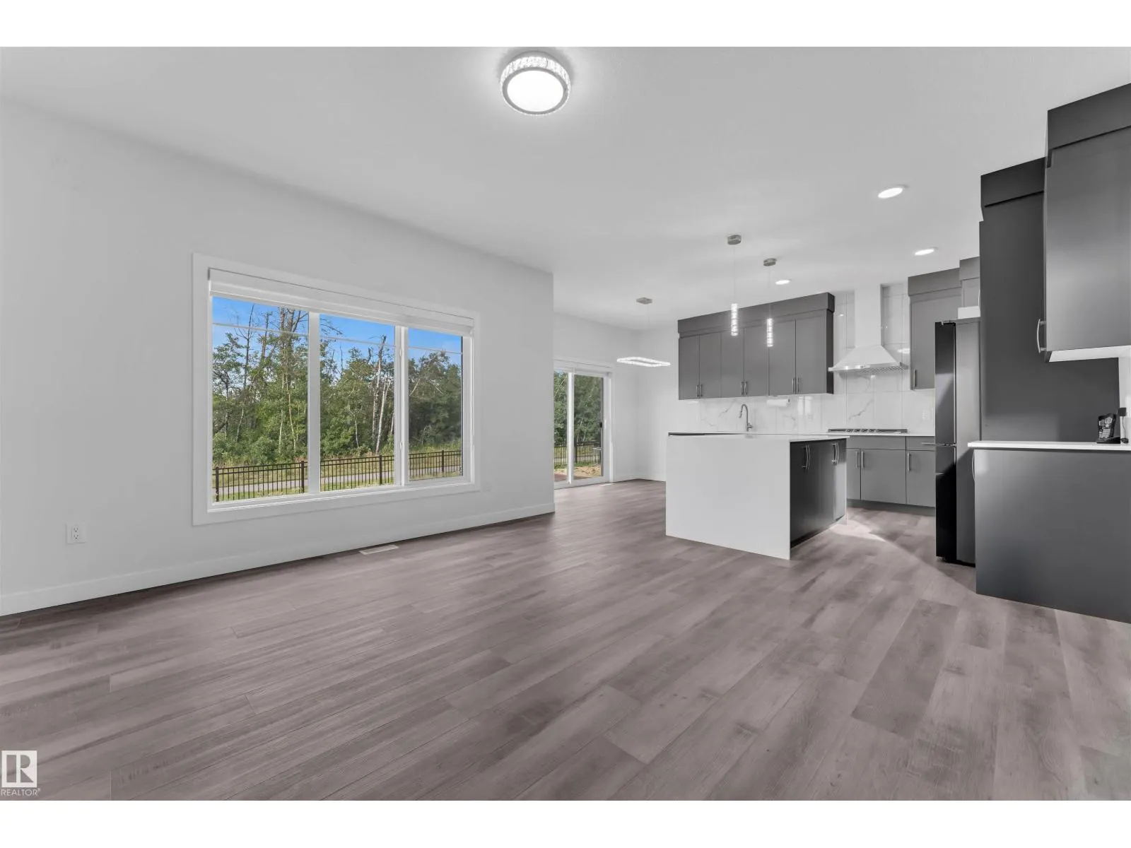 348 33 AV NW