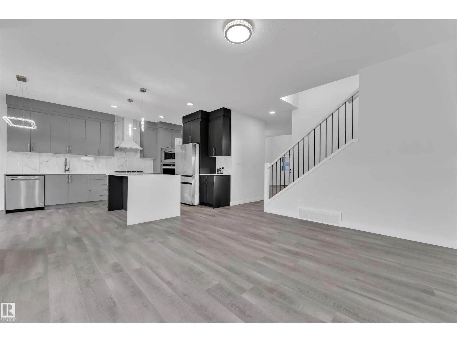 348 33 AV NW