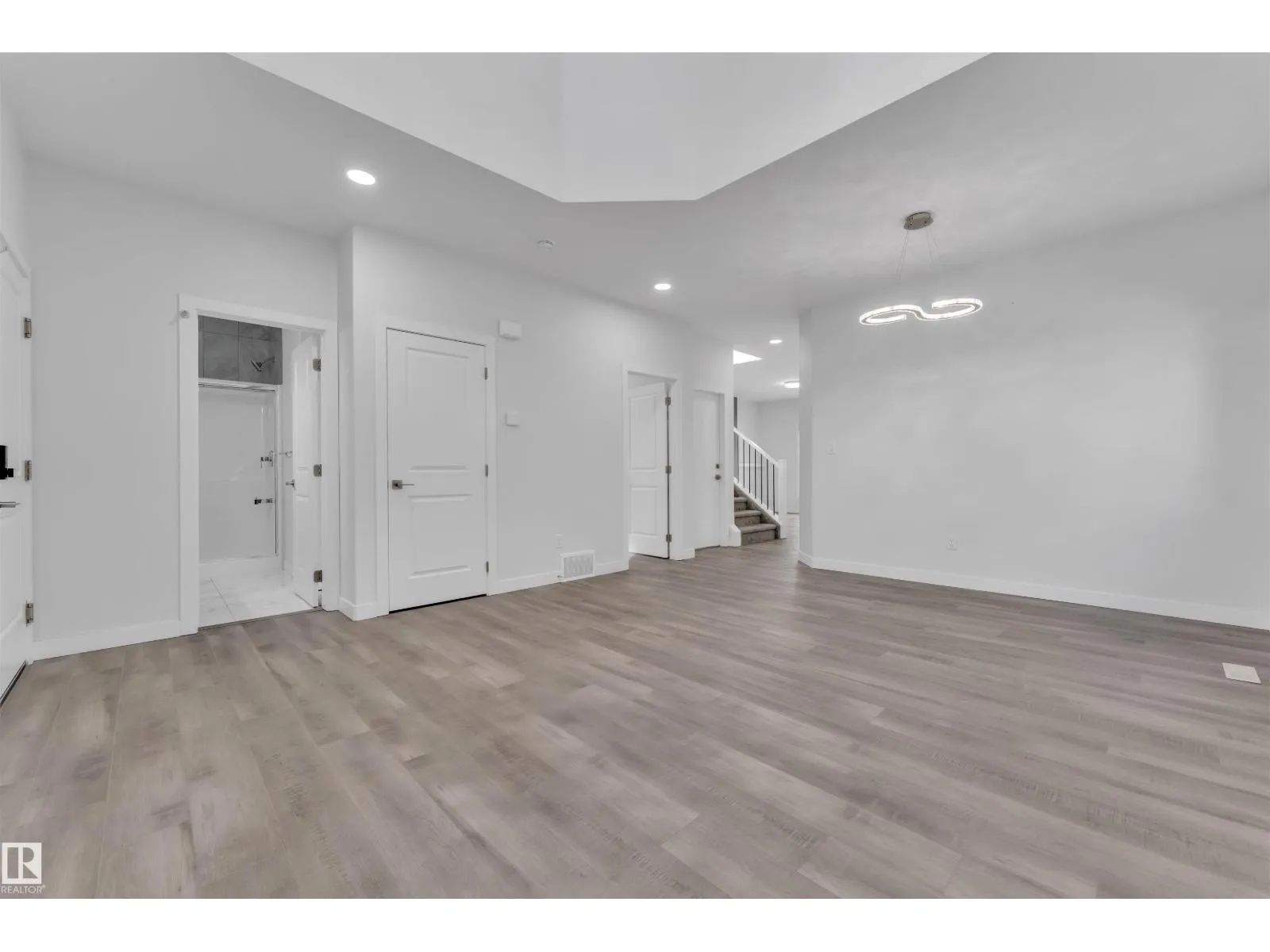 348 33 AV NW