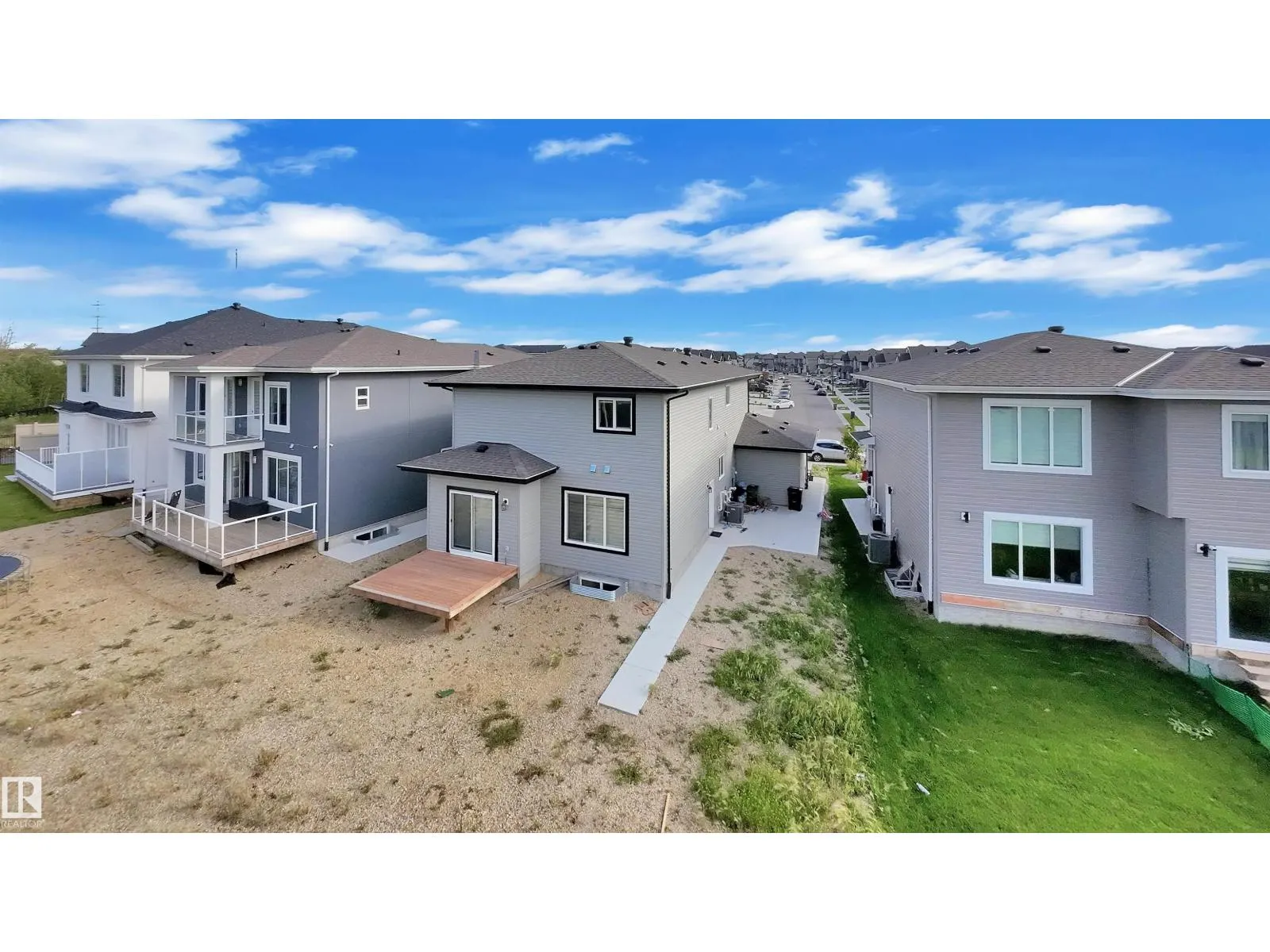 348 33 AV NW