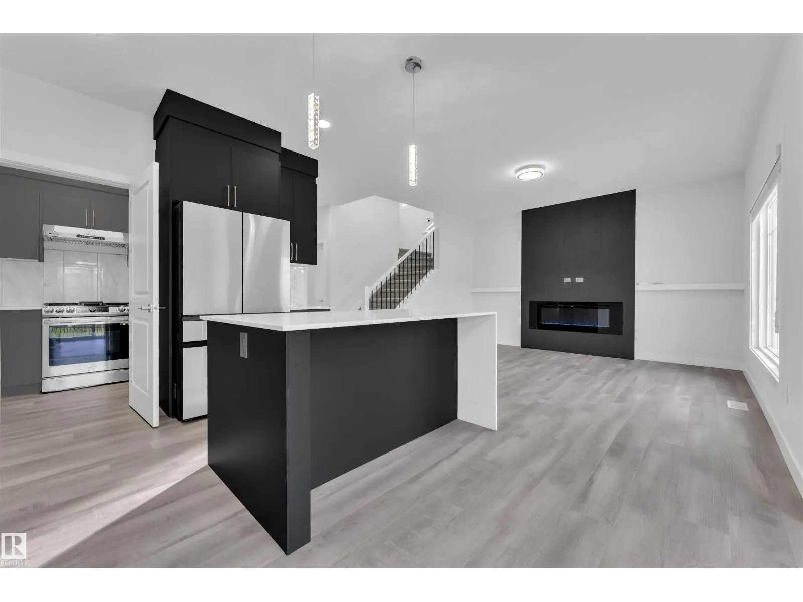 348 33 AV NW