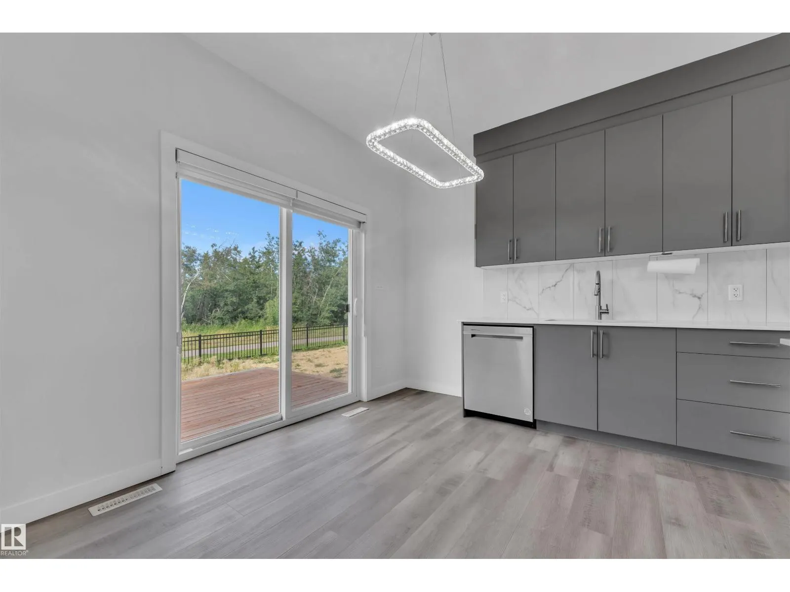 348 33 AV NW