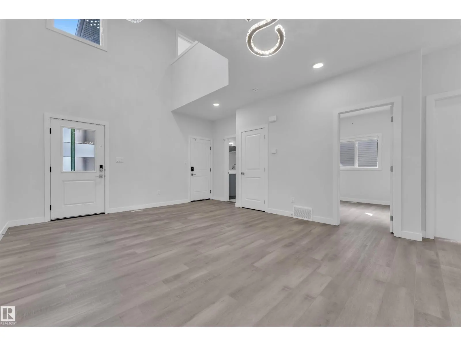 348 33 AV NW