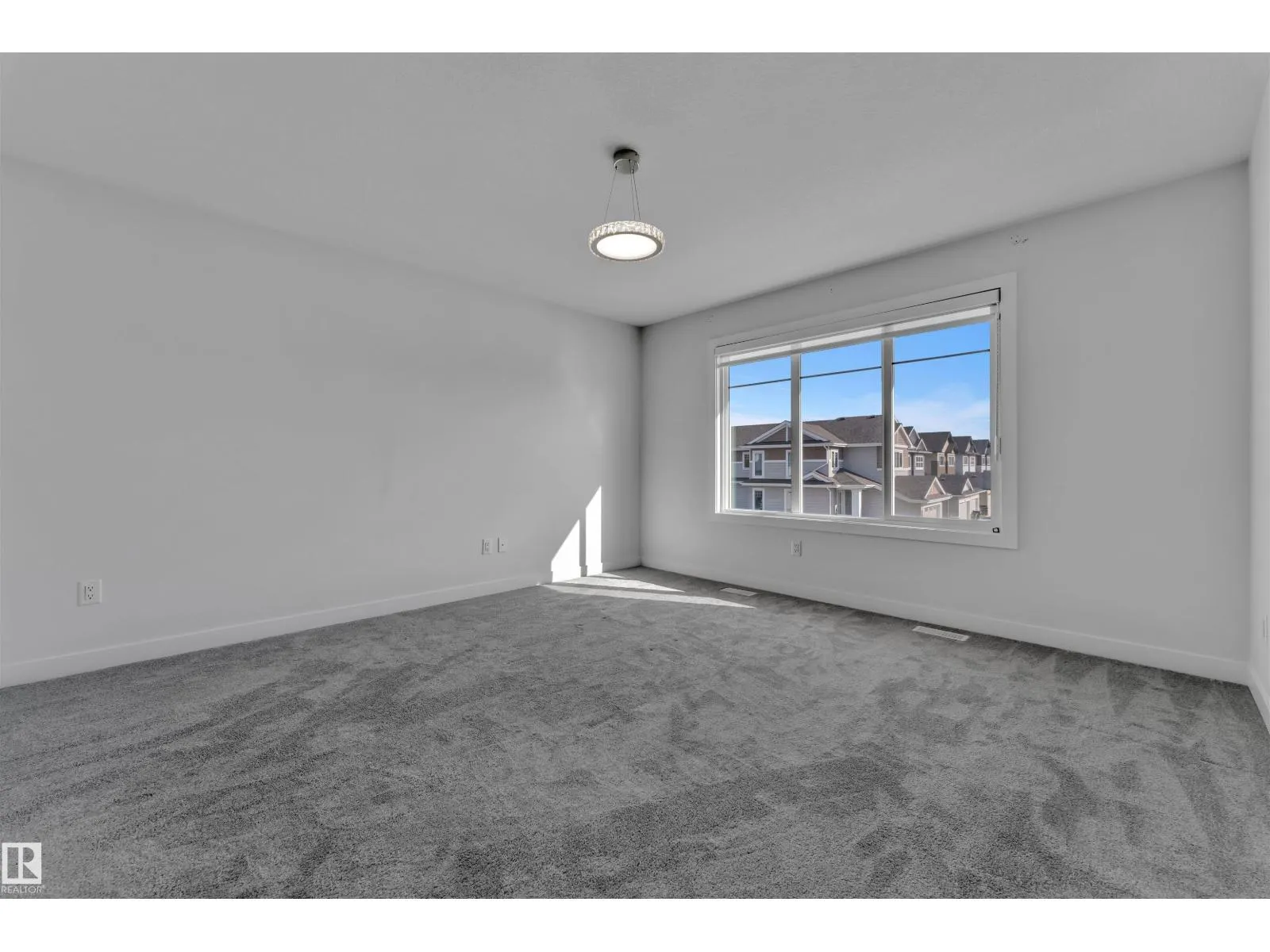 348 33 AV NW