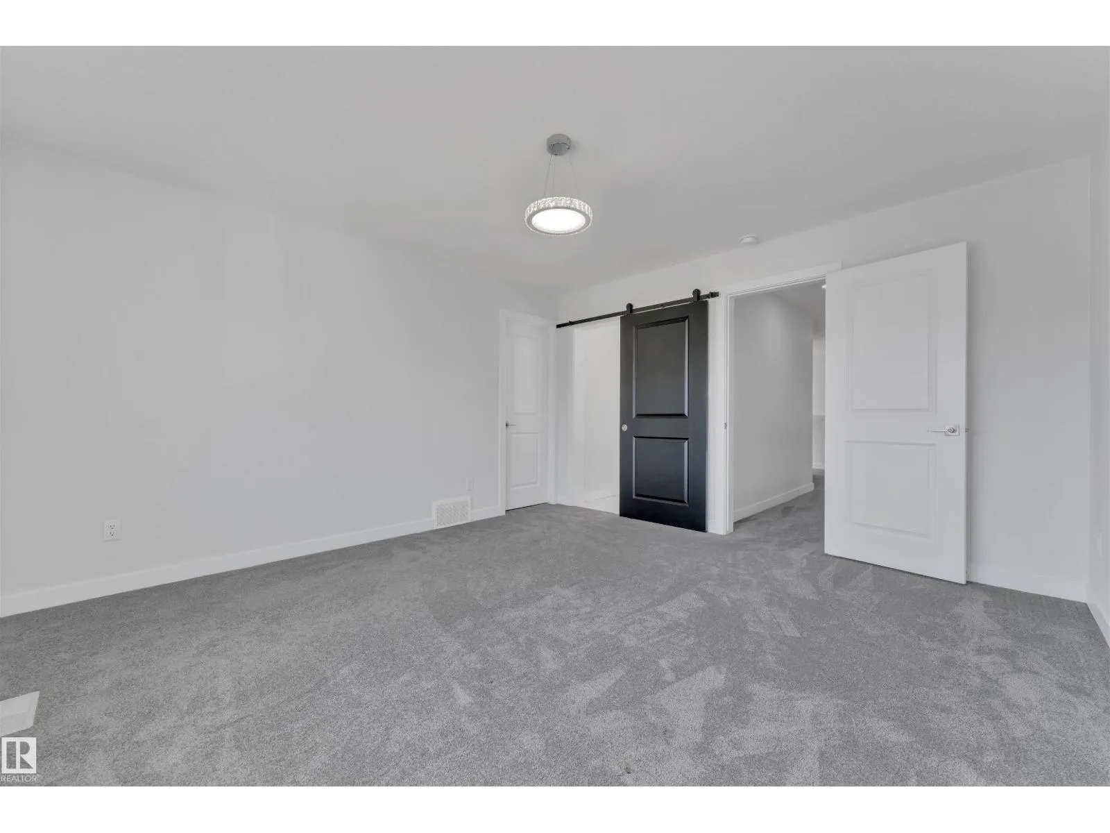 348 33 AV NW
