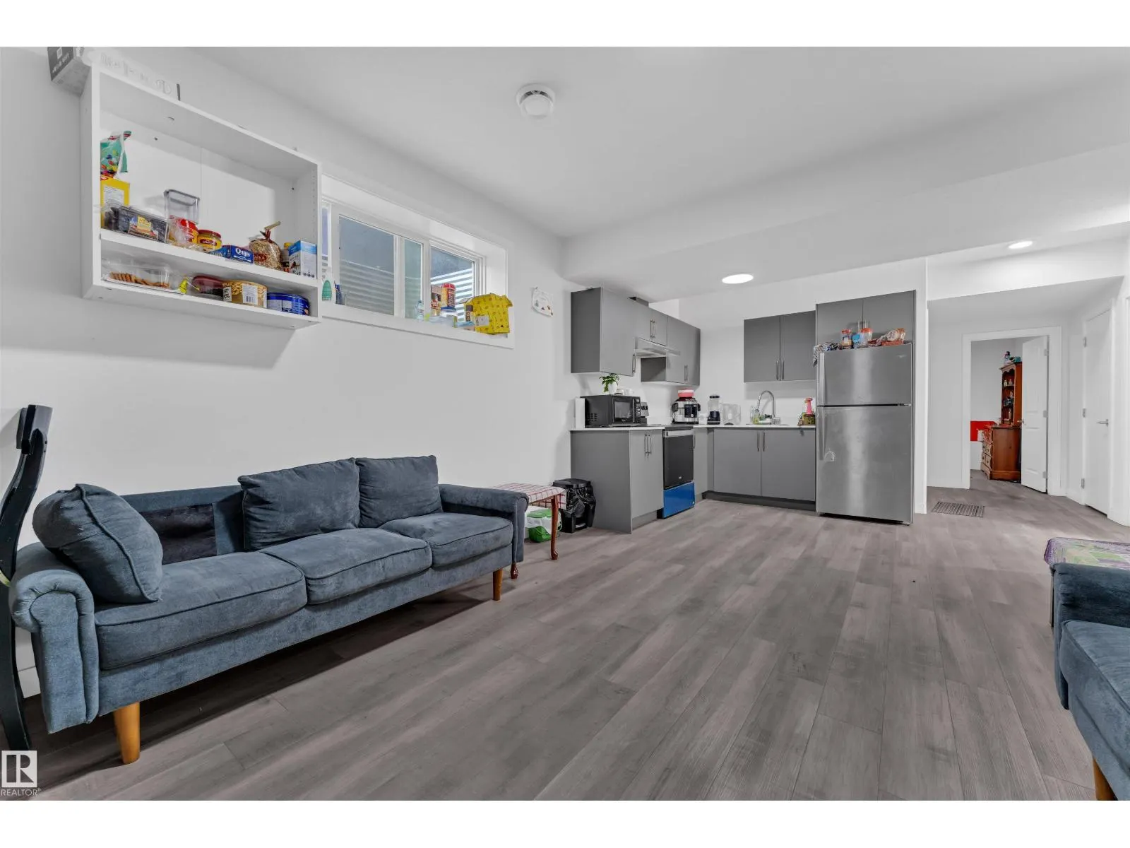 348 33 AV NW