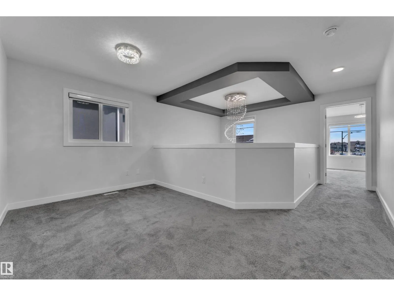 348 33 AV NW