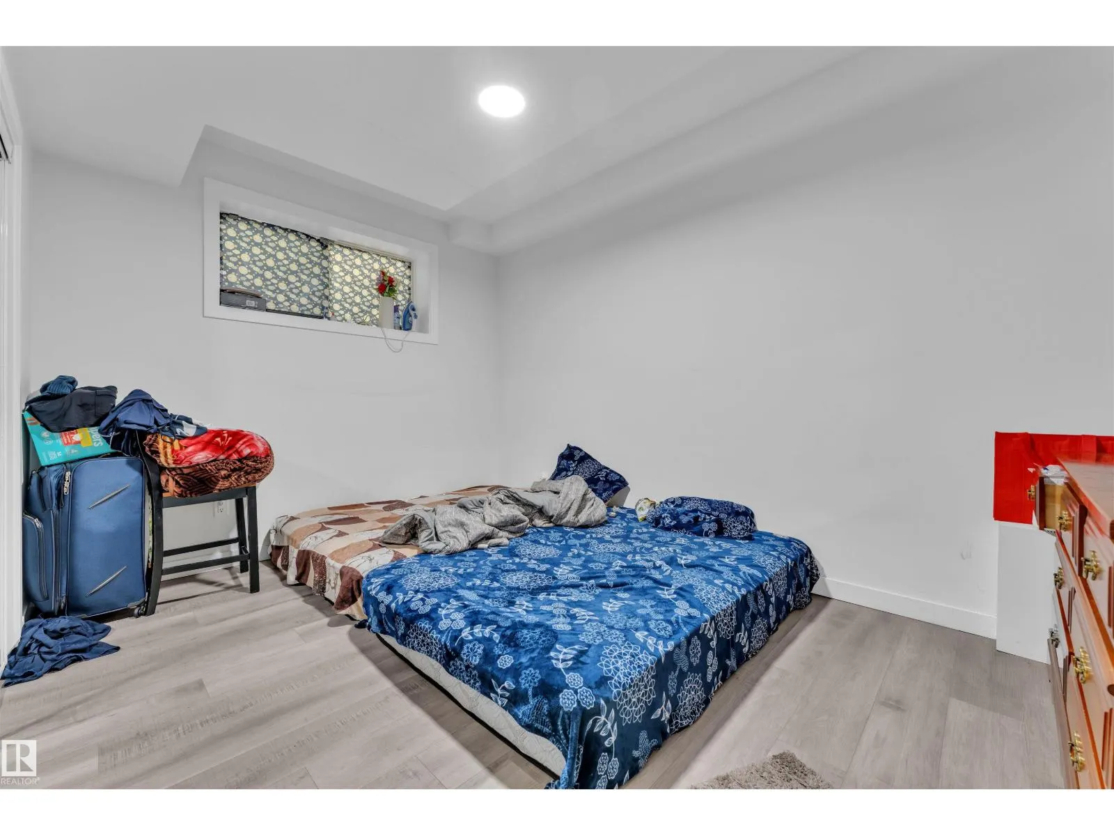 348 33 AV NW