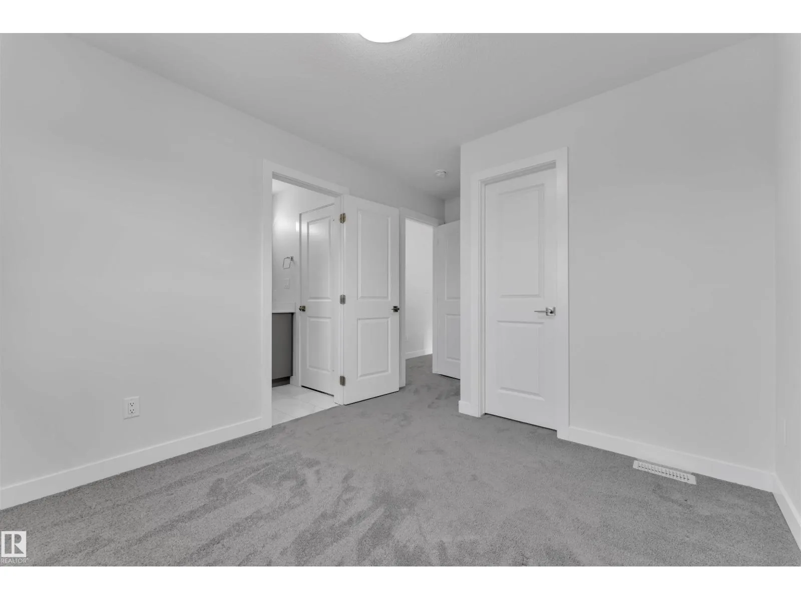 348 33 AV NW