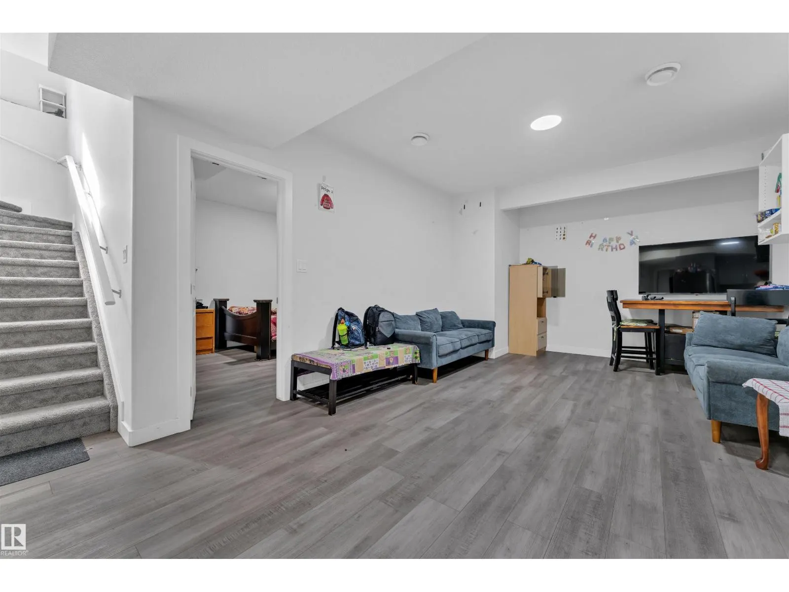 348 33 AV NW