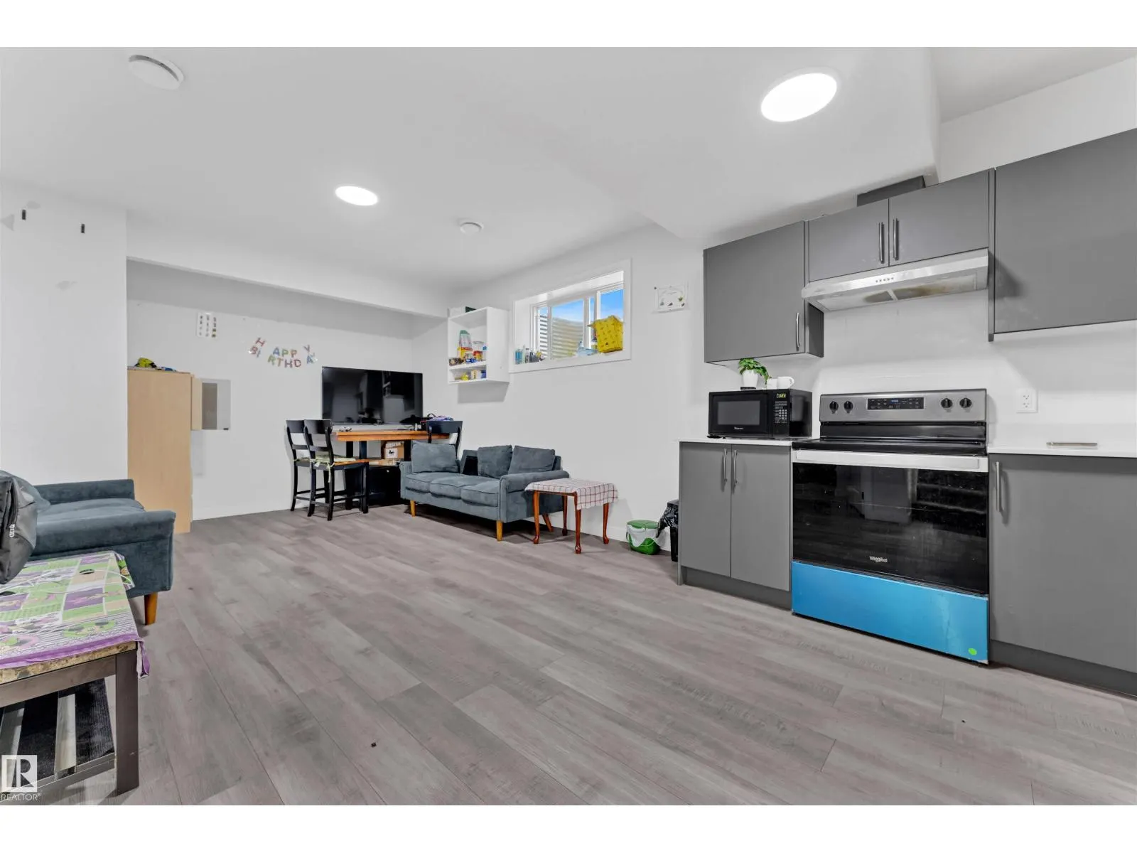 348 33 AV NW