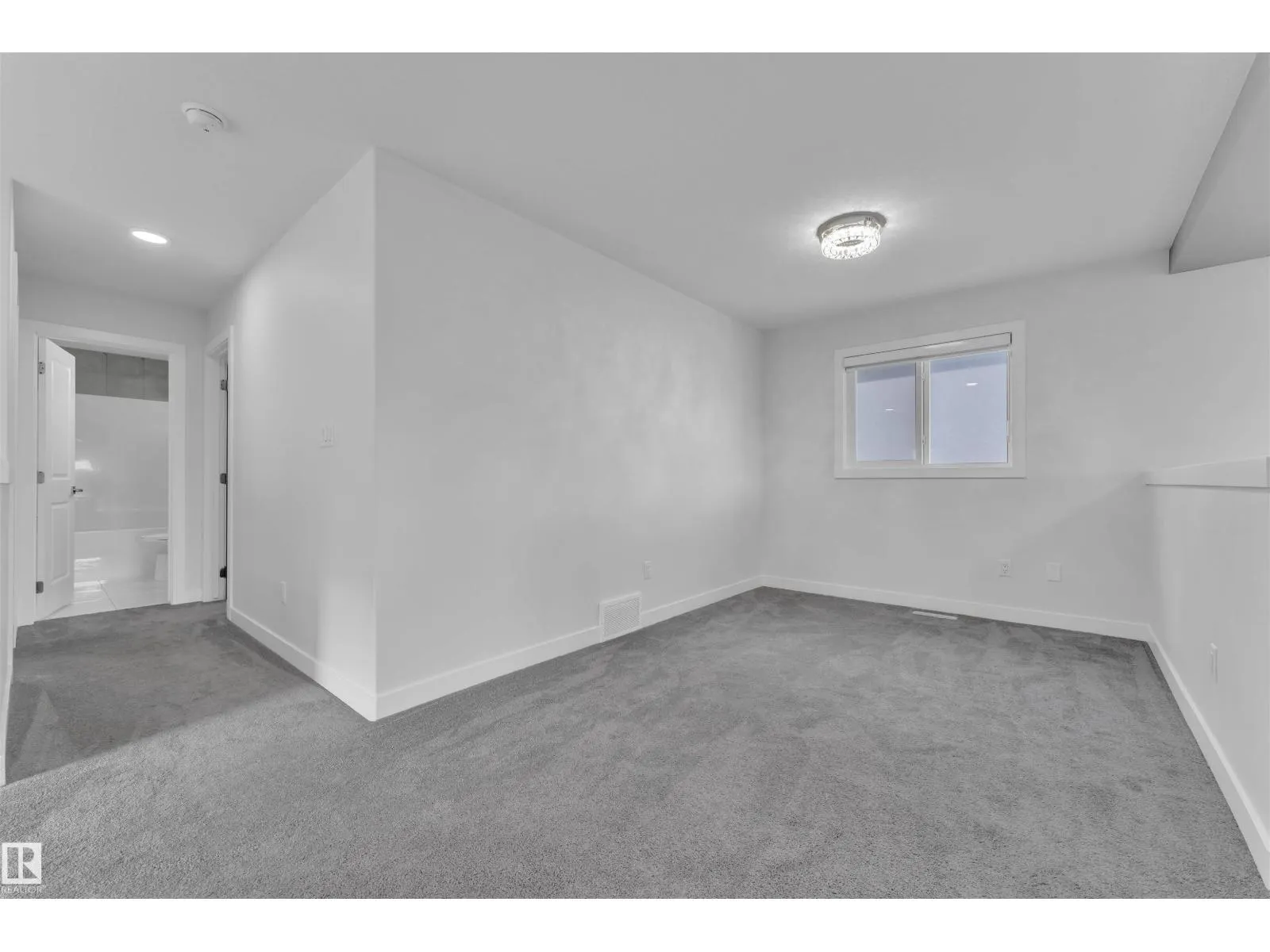 348 33 AV NW