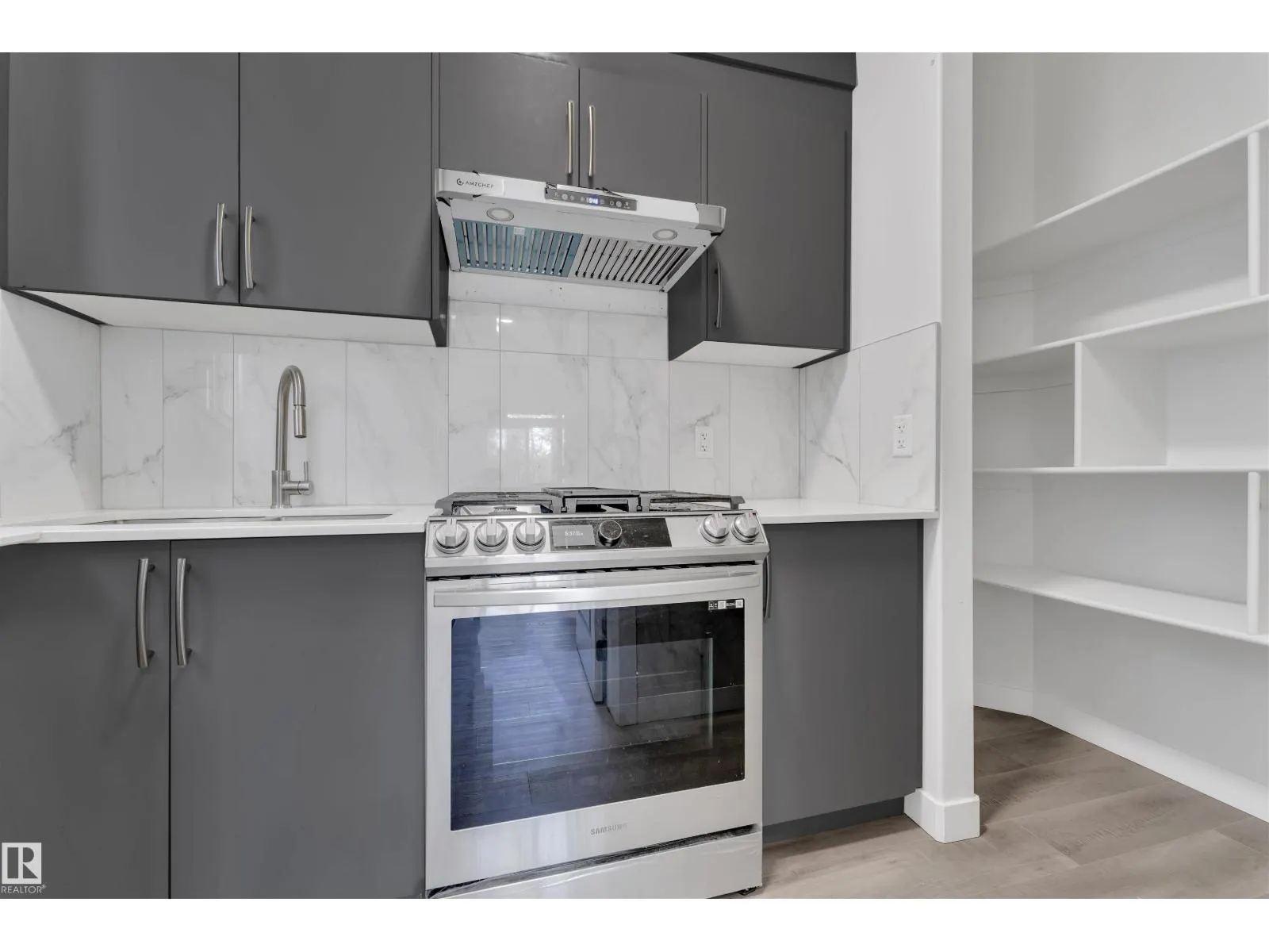 348 33 AV NW