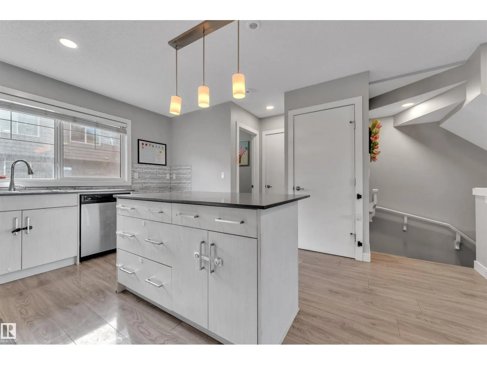 3033 151 AV NW