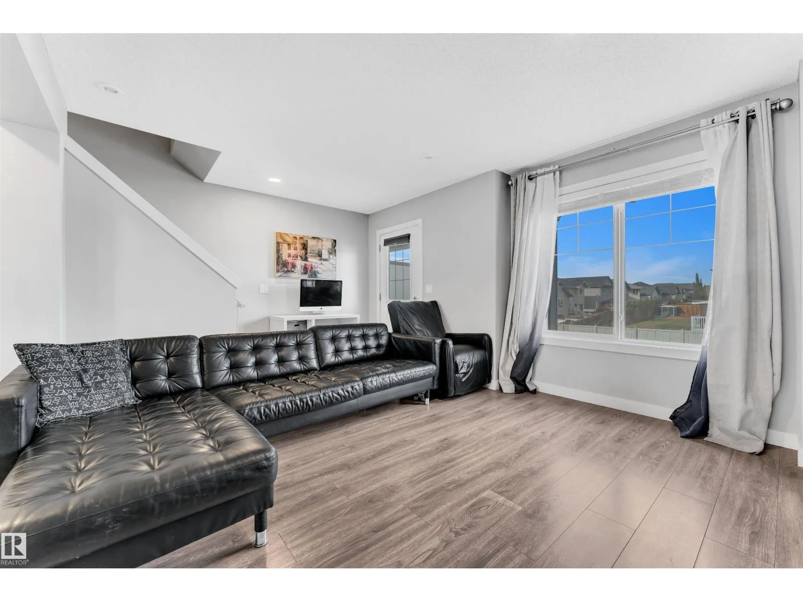 3033 151 AV NW