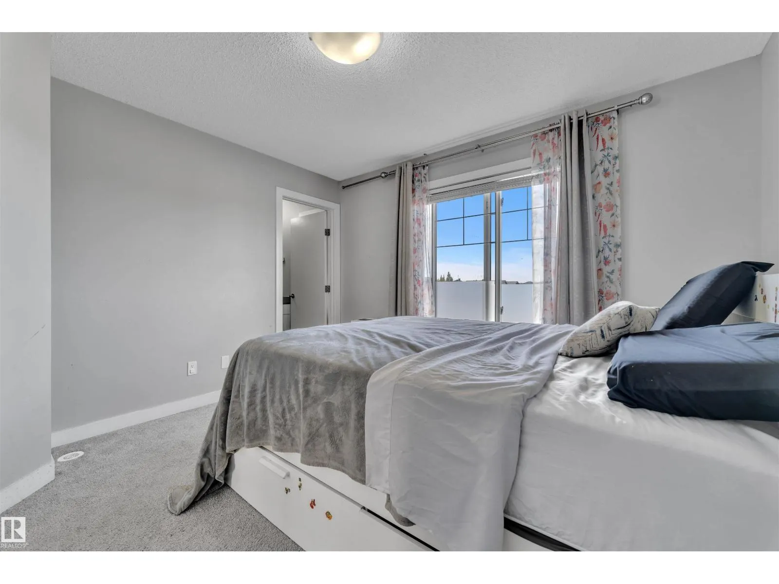 3033 151 AV NW