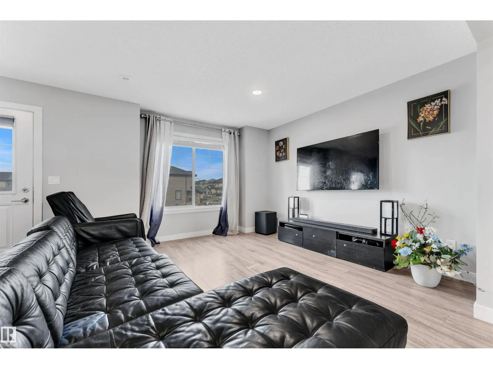 3033 151 AV NW