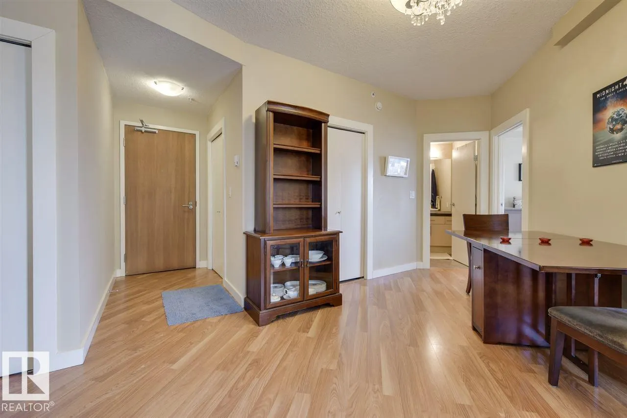 #906 10136 104 ST NW