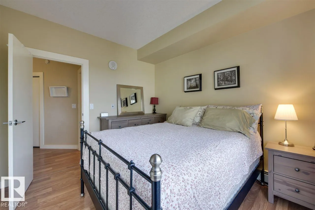 #906 10136 104 ST NW