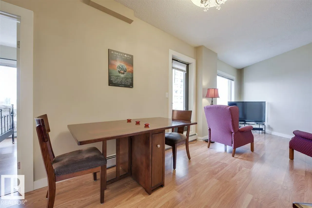 #906 10136 104 ST NW