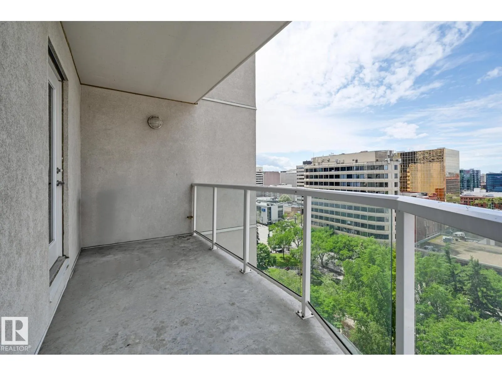 #906 10136 104 ST NW