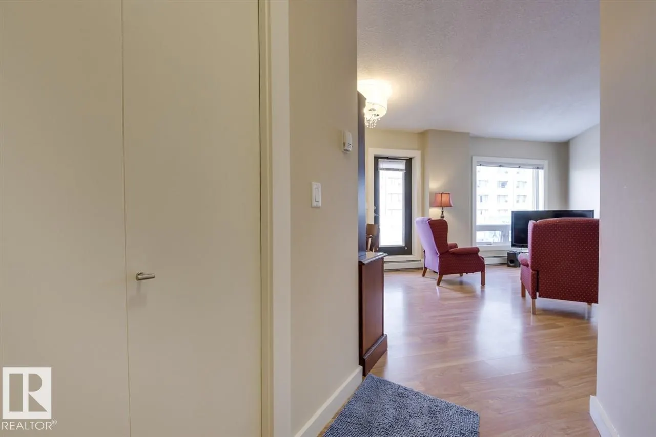 #906 10136 104 ST NW
