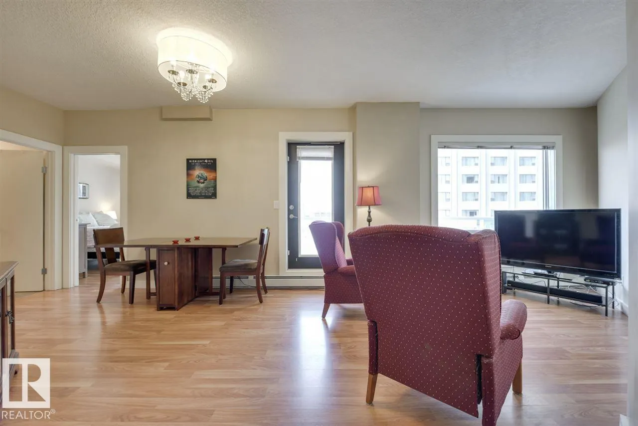 #906 10136 104 ST NW
