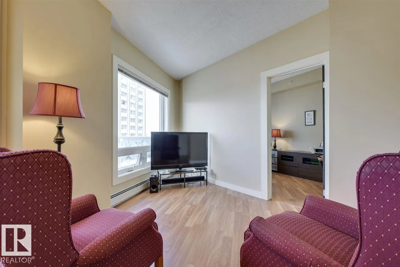 #906 10136 104 ST NW