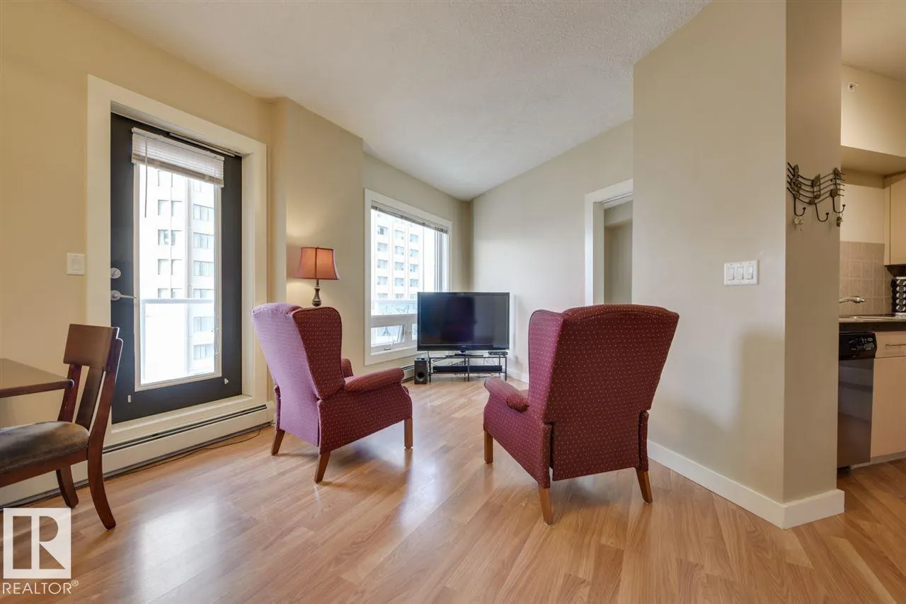 #906 10136 104 ST NW