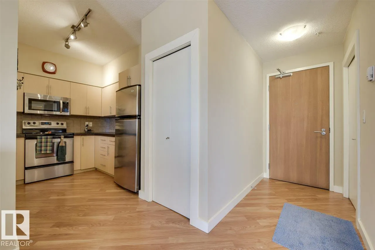 #906 10136 104 ST NW