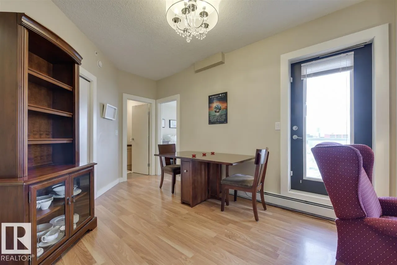 #906 10136 104 ST NW