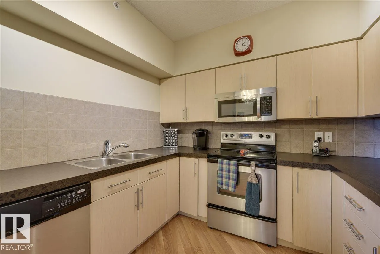 #906 10136 104 ST NW