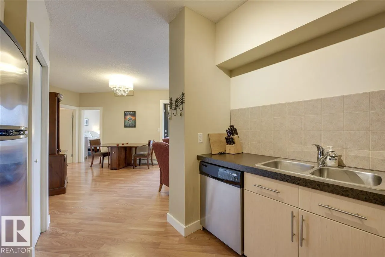 #906 10136 104 ST NW