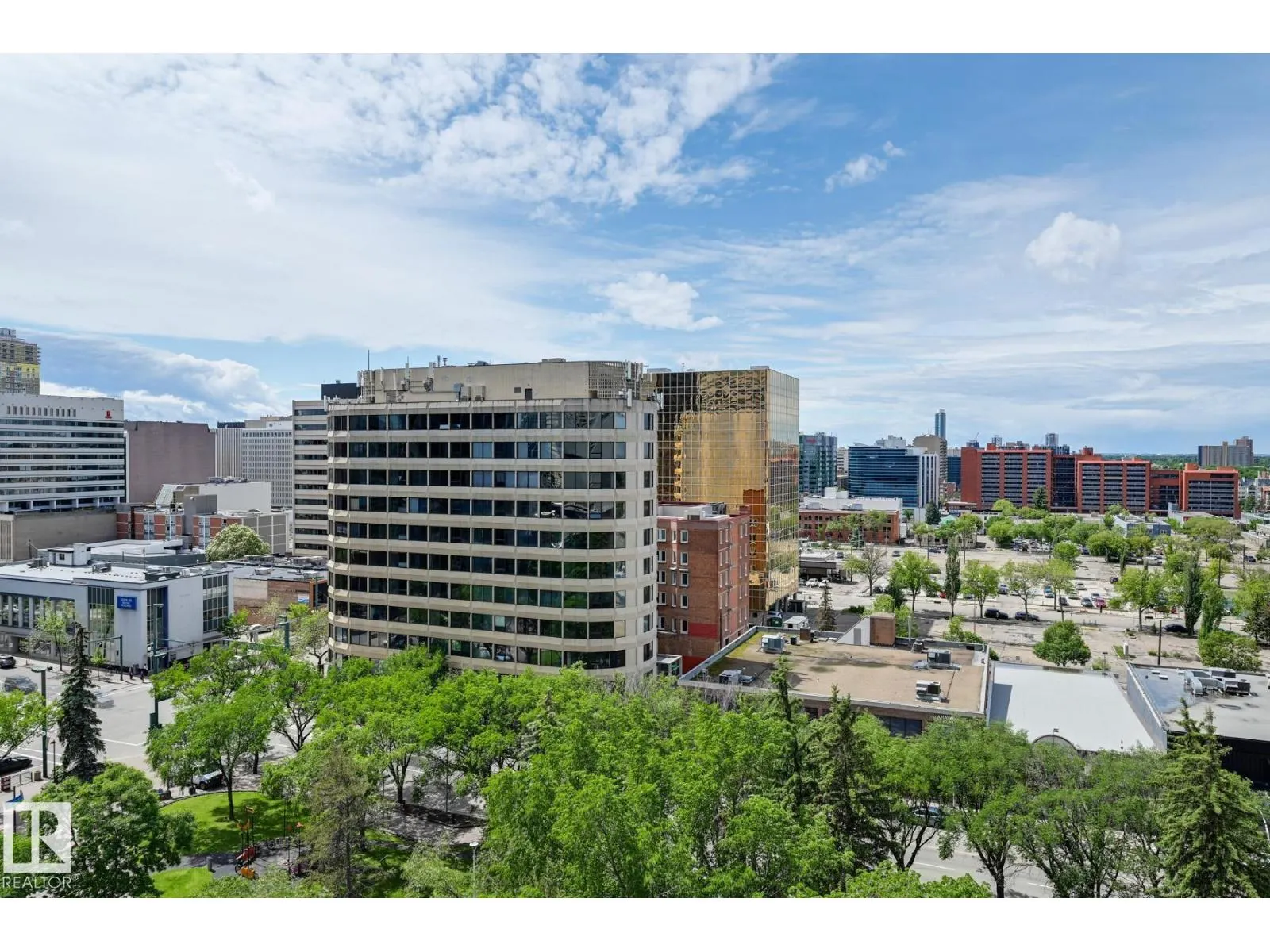 #906 10136 104 ST NW