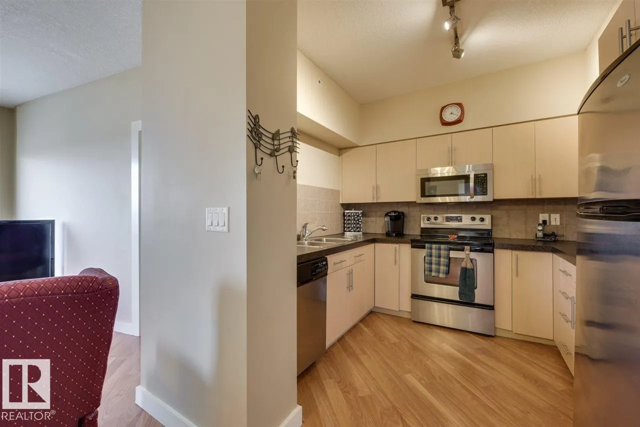 #906 10136 104 ST NW