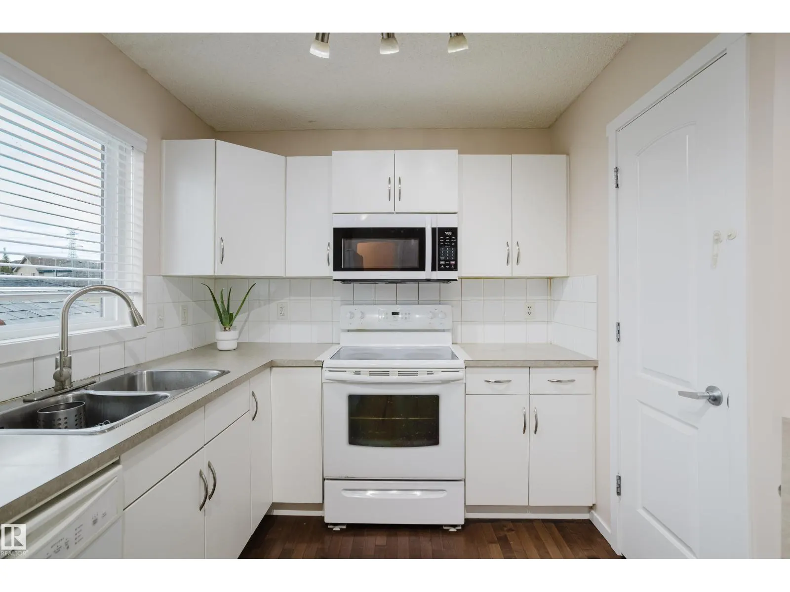 6028 3 AV SW