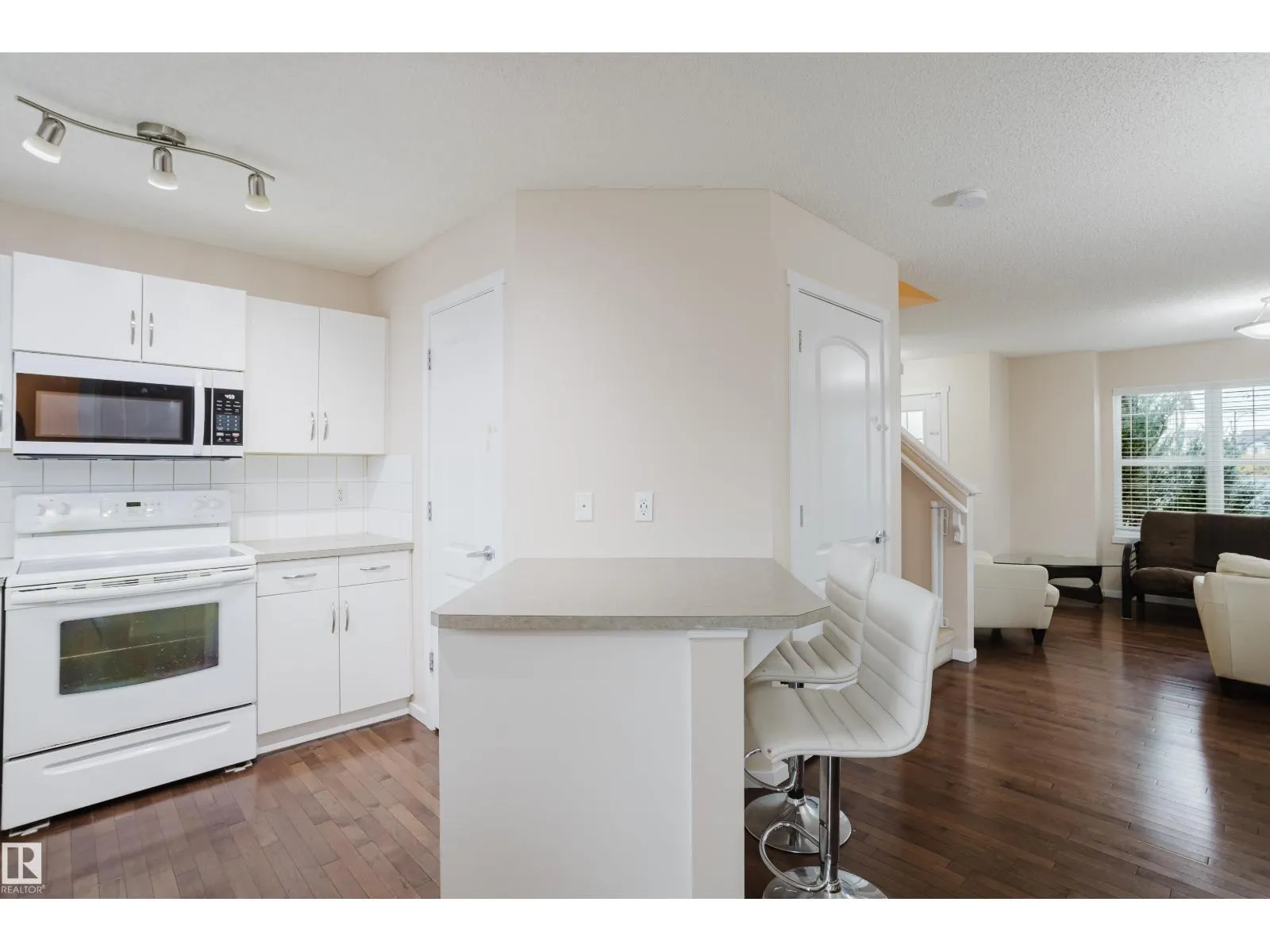 6028 3 AV SW
