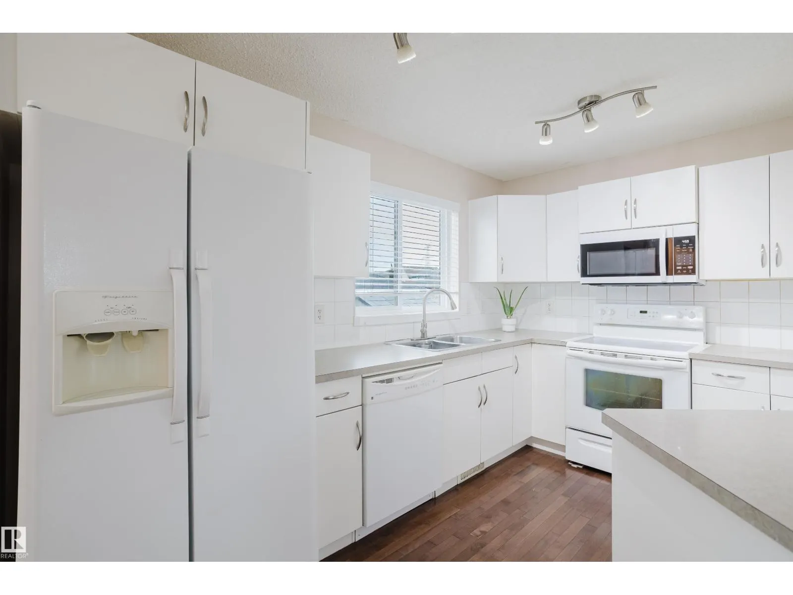 6028 3 AV SW