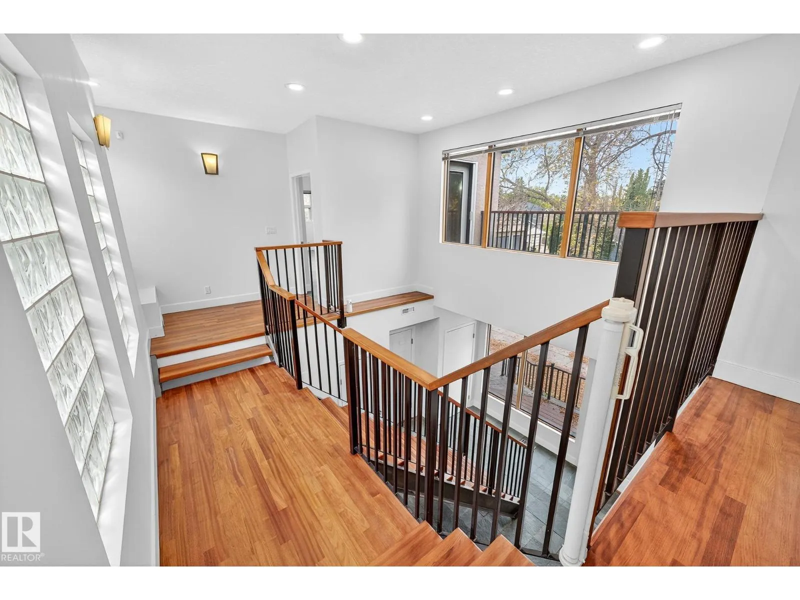 8860 93 ST NW