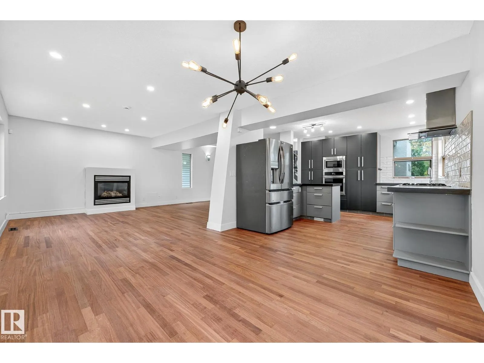 8860 93 ST NW