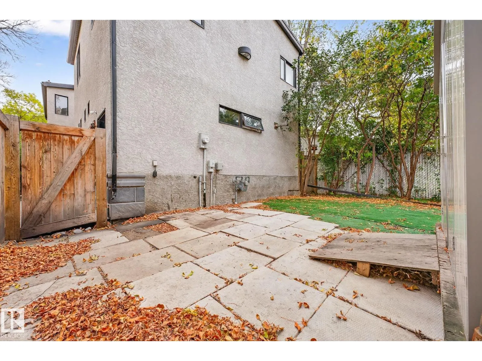 8860 93 ST NW