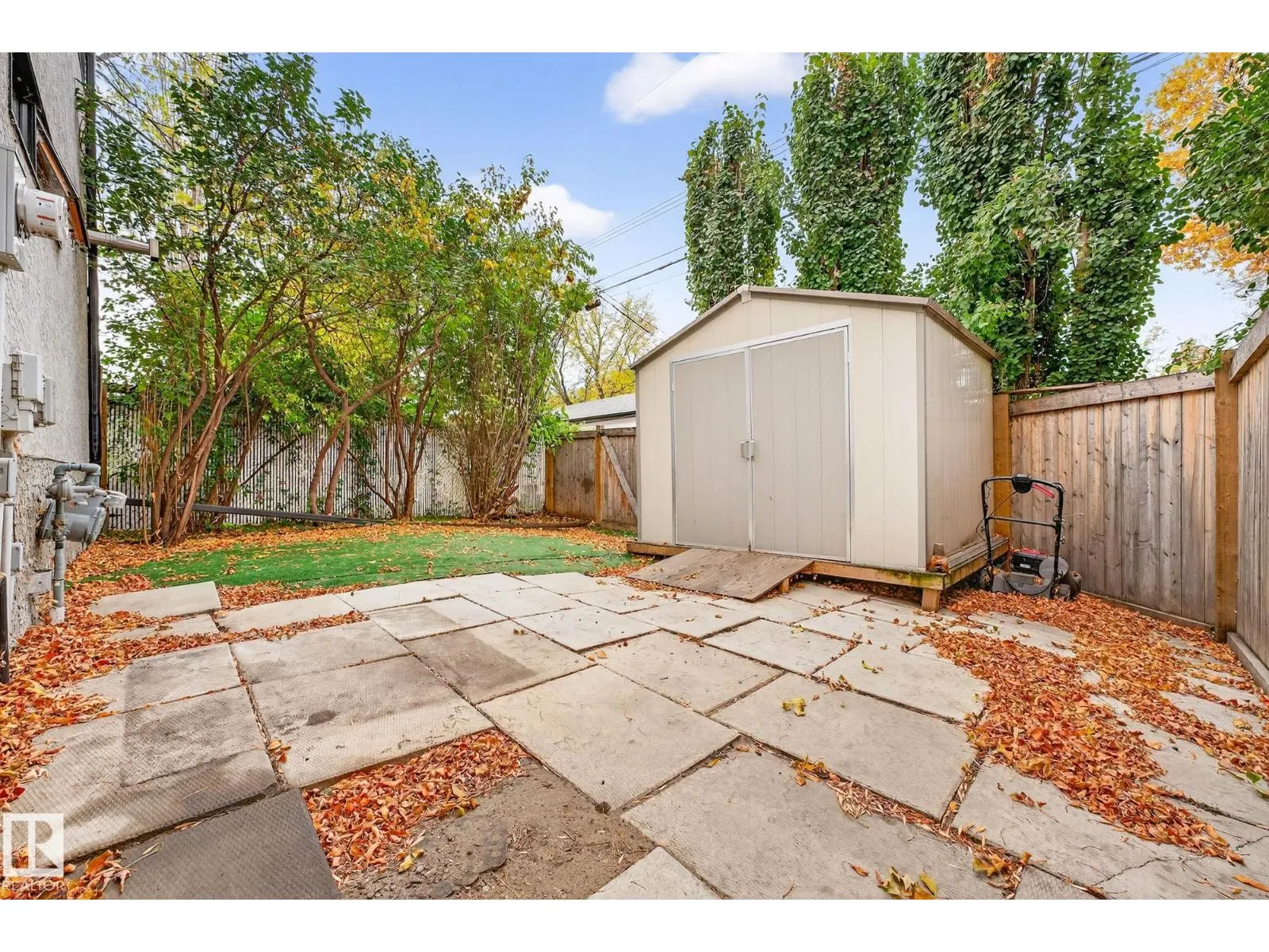 8860 93 ST NW