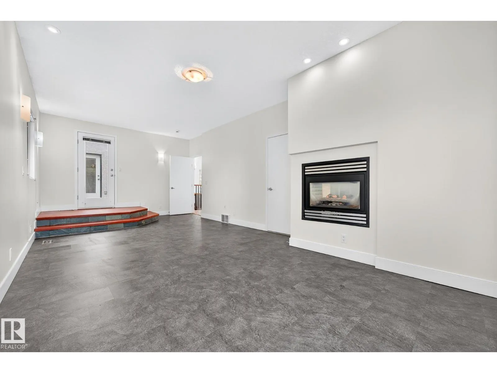 8860 93 ST NW