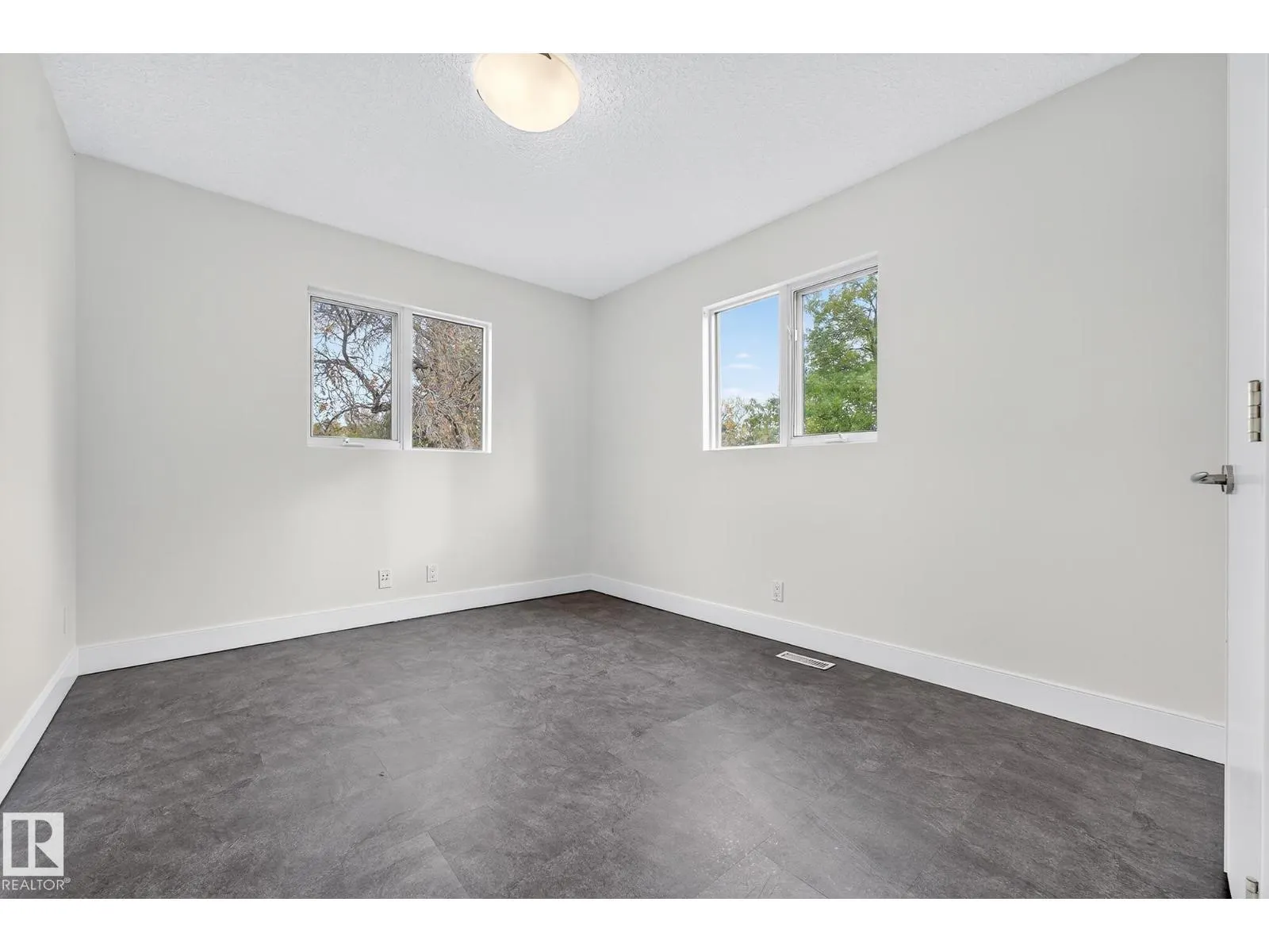 8860 93 ST NW