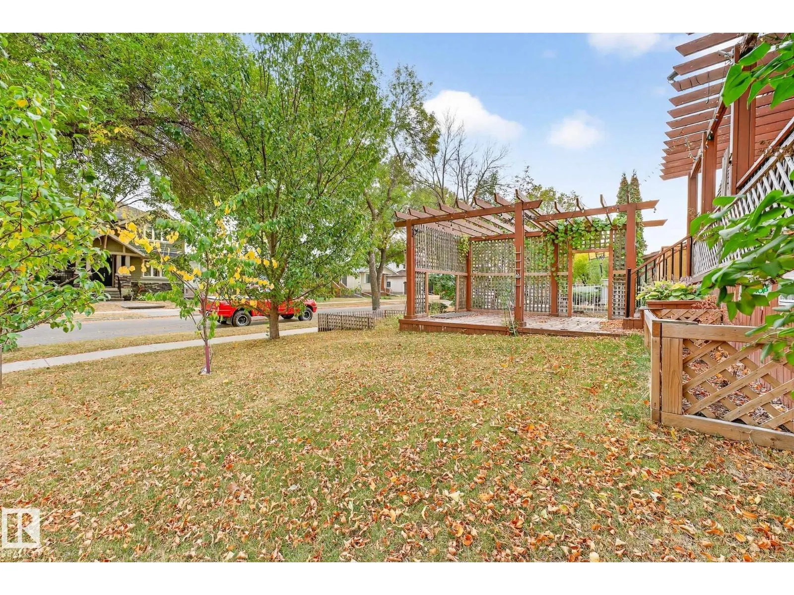8860 93 ST NW