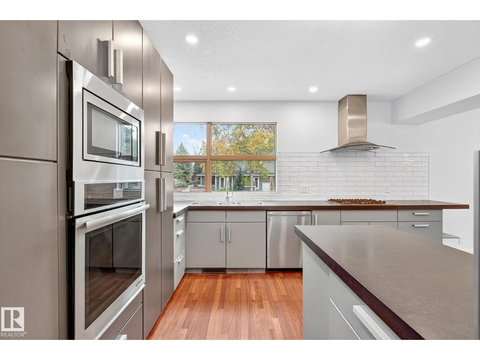 8860 93 ST NW