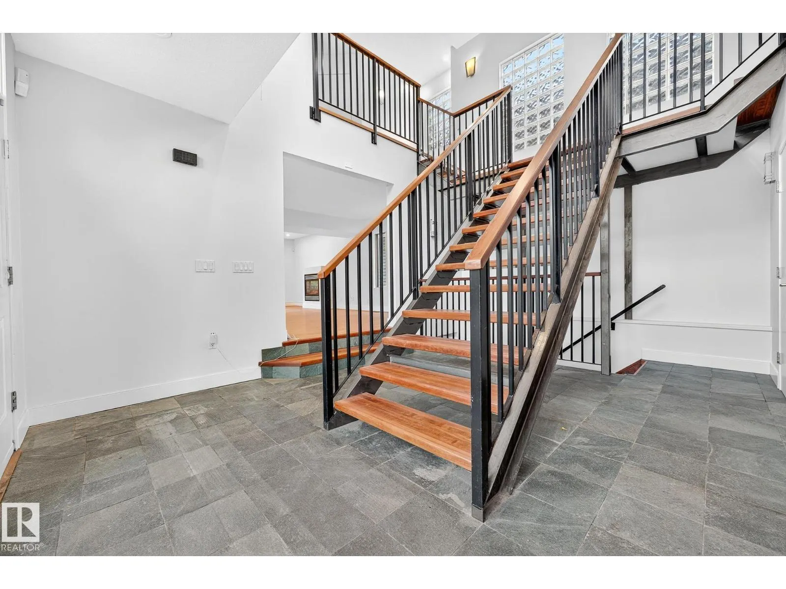8860 93 ST NW